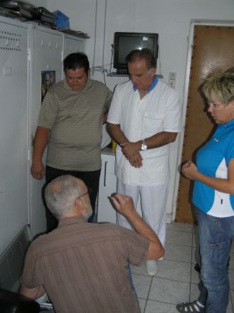 Michael Markwardt berättar för en läkare på sjukhuset i Blaj om innehållet i den låda med implantat som han haft med sig. Ingrid Steinmeier, till höger, tolkar. Till vänster Mihai Bărbat den yngre.